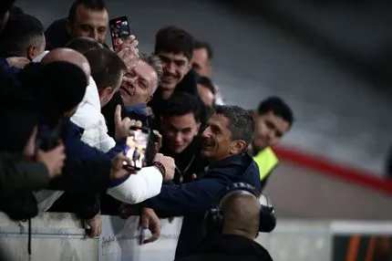 Αποθέωση για Λουτσέσκου και παίκτες από τον κόσμο του ΠΑΟΚ που βρέθηκε στη Λιλ