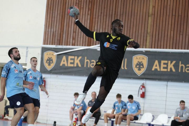 Handball Premier: ΑΕΚ και Ολυμπιακός συνέχισαν τις νίκες και την παραμονή στην κορυφή, δίποντο στο φινάλε για τον Ιωνικό
