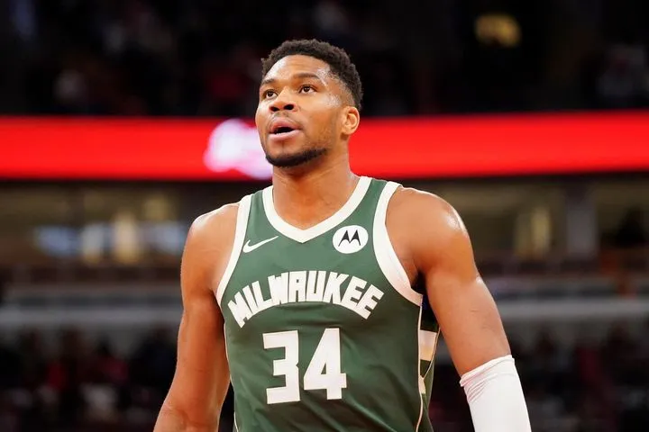 Ο Γιάννης Αντετοκούνμπο έβαλε 40 στο Κλίβελαντ, όμως οι Μπακς έπεσαν μετά από μεγάλη μάχη με τους Καβαλίερς