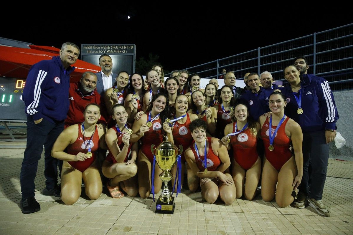 Η απονομή του Super Cup στην ομάδα πόλο γυναικών του Ολυμπιακού έπειτα από τη νίκη επί της Βουλιαγμένης
