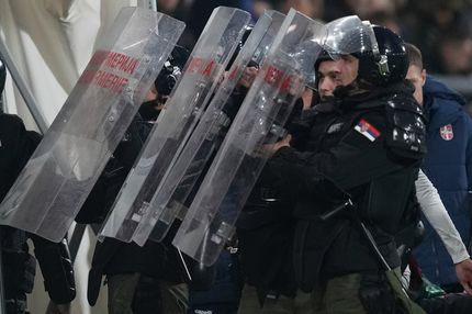 Με τη βοήθεια αστυνομικών δυνάμεων μπήκαν στα αποδυτήρια οι Αλβανοί στο ημίχρονο