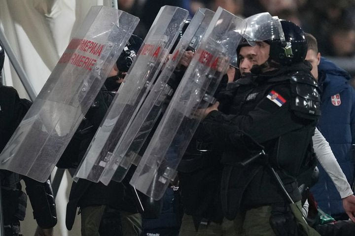 Σερβία – Αλβανία: Με τη βοήθεια αστυνομικών δυνάμεων μπήκαν στα αποδυτήρια οι Αλβανοί στο ημίχρονο