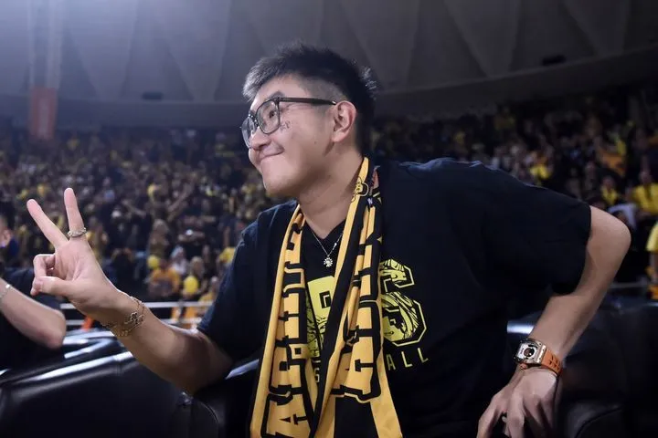 Ο Σιάο είχε την καλύτερη θέση στο Λος Άντζελες: Οι μυθικές άμυνες του Γιάννη στον ΛεΜπρόν, μέσα από την κάμερα του ιδιοκτήτη του Άρη Betsson