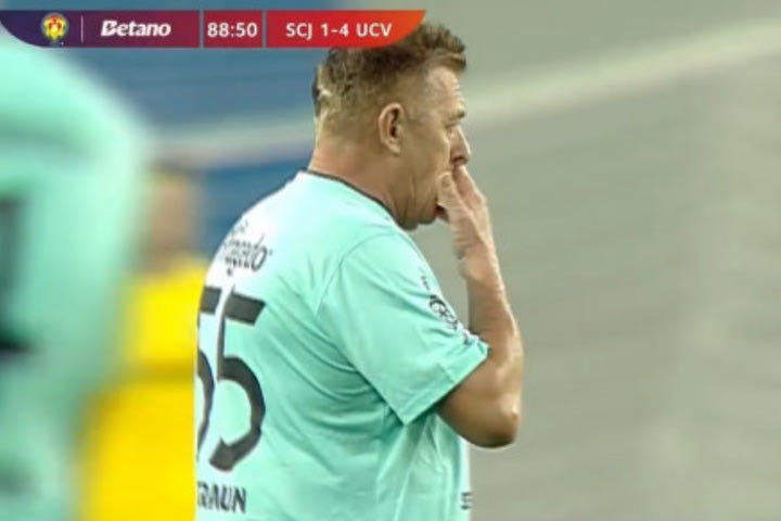 Ασύλληπτη στιγμή στη Ρουμανία: Ο 61χρονος ιδιοκτήτης της Σανατατέα Κλουζ αγωνίστηκε απέναντι στην Κραϊόβα