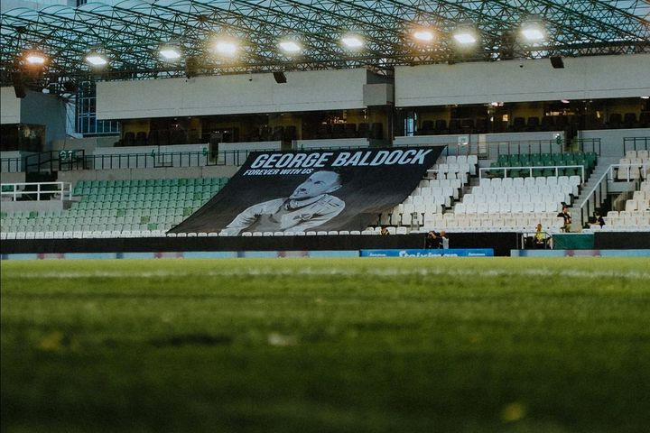 Συγκινητικά πανό αφιερωμένα στον Τζορτζ Μπάλντοκ στη Λεωφόρο
