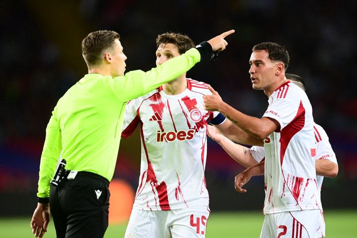 Η Μπαρτσελόνα συνέτριψε τον Ολυμπιακό των δέκα παικτών, μετά την άδικη αποβολή του Έσε - Οργή για τον Ελβετό διαιτητή