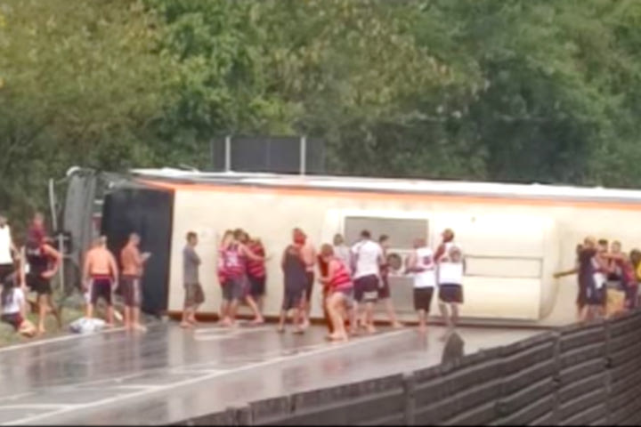 Τρόμος στη Βραζιλία: Τράκαρε λεωφορείο με οπαδούς της Φλαμένγκο, δεκάδες τραυματίες, τέσσερις σε σοβαρή κατάσταση