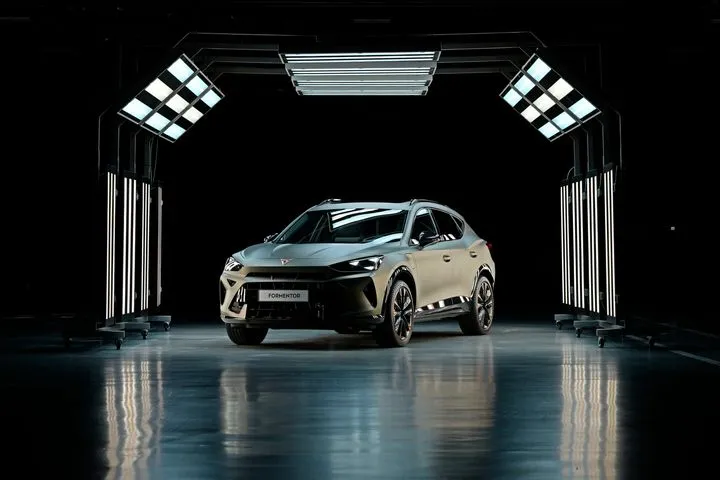 H Cupra γιορτάζει την παραγωγή ενός εκατομμυρίου και δίνει ένα SUV Formentor δώρο σε έναν τυχερό εργαζόμενο