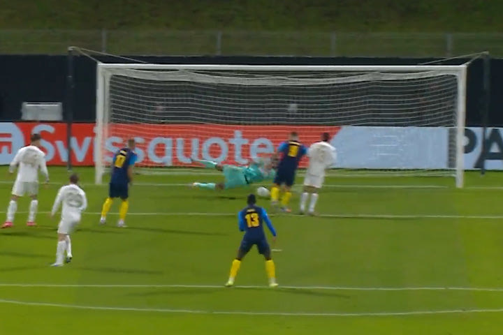 Ο Κοβάσεβιτς πλάσαρε από κοντά τον Στρακόσα, κάνοντας χατ-τρικ και το 3-1 για την Τσέλιε