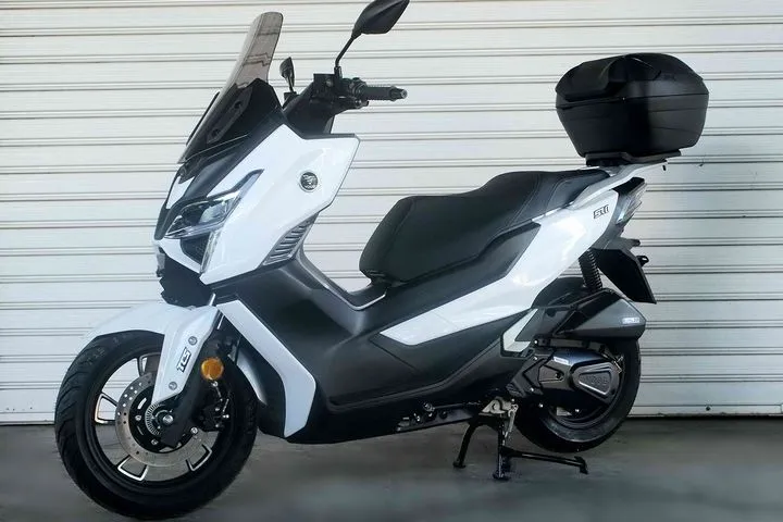 Voge SR1 & SR16 125: Φθινοπωρινή προσφορά με βαλίτσα 34 lt και 18 άτοκες δόσεις