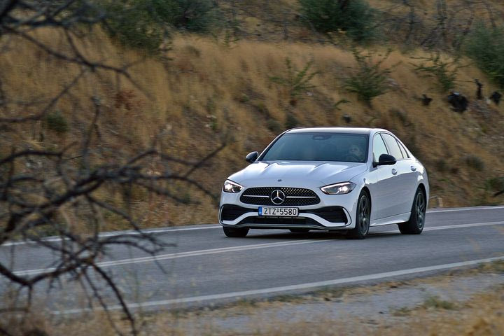 Δοκιμάζοντας τη Mercedes-Benz C400e 4Matic κάνουμε reset στο “στίβο” της πολυτέλειας
