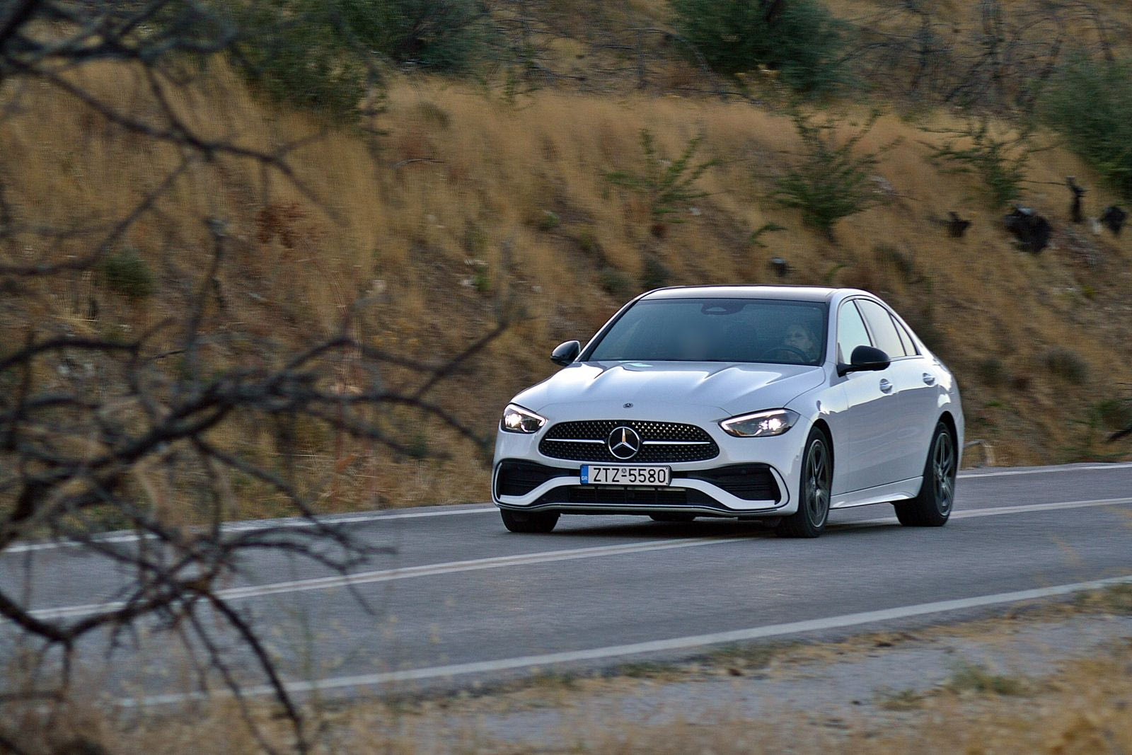 Δοκιμάζοντας τη Mercedes-Benz C400e 4Matic κάνουμε reset στο “στίβο” της πολυτέλειας