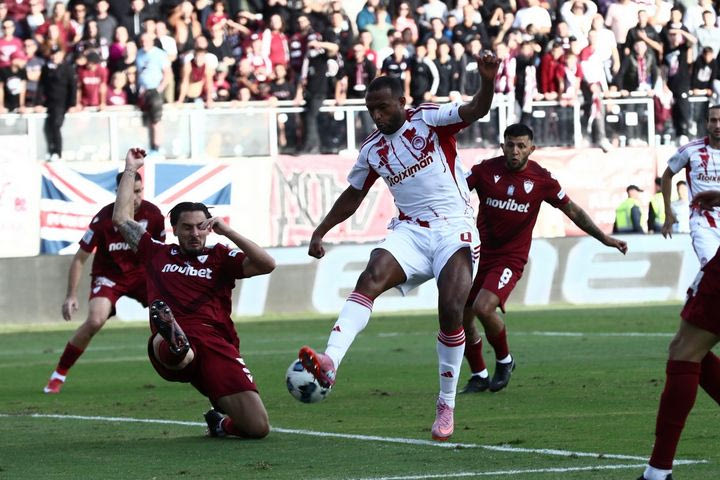 Ο Ελ Κααμπί με μαγικό τακουνάκι έκανε το 1-0 για τον Ολυμπιακό στο πρώτο λεπτό, εξαιρετική συνεργασία από Ποντένσε και Ορτέγκα