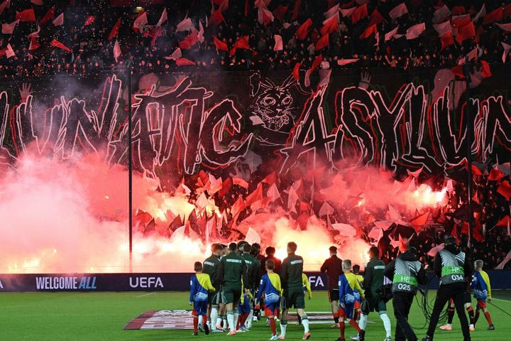 Η UEFA τιμώρησε τη Φέγενορντ με δύο αγώνες κεκλεισμένων των θυρών για πυροτεχνήματα στο ματς με τον Παναθηναϊκό