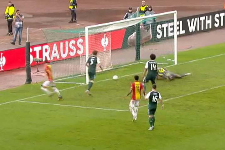 Η Μπάλα πέρασε κάτω από το χέρι του Λαφόν και η Γκόου Αχέντ Ιγκλς ισοφάρισε σε 1-1