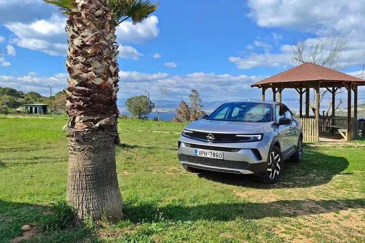 Οδηγούμε το υβριδικό Mokka, το SUV που διατηρεί την Opel σε τροχιά “βάθρου” στην κατηγορία
