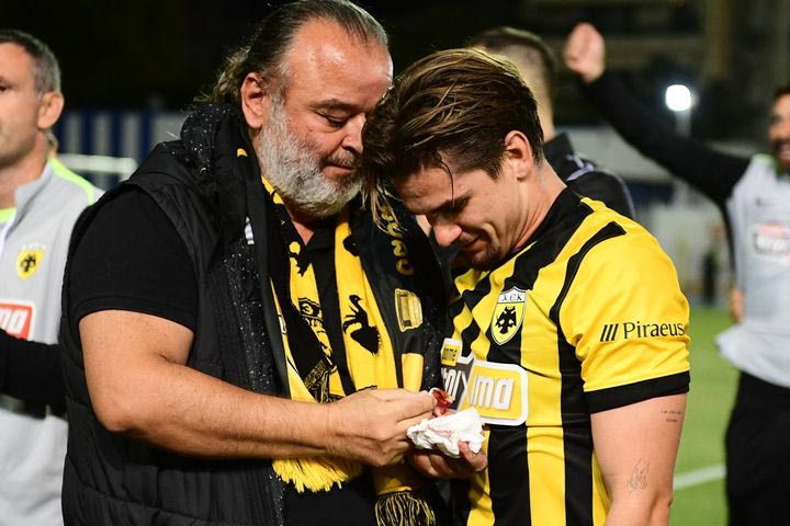 ΑΕΚ: Το ματωμένο χέρι του Ηλιόπουλου και η αγκαλιά του στον Μάριν