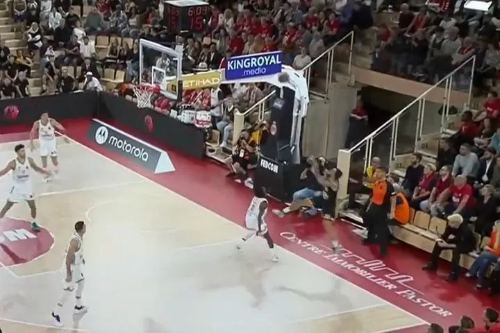 Μονακό – Παναθηναϊκός: Αδιανόητο καλάθι του Τζέιμς, η μπάλα διέγραψε τροχιά πάνω και πίσω από το ταμπλό