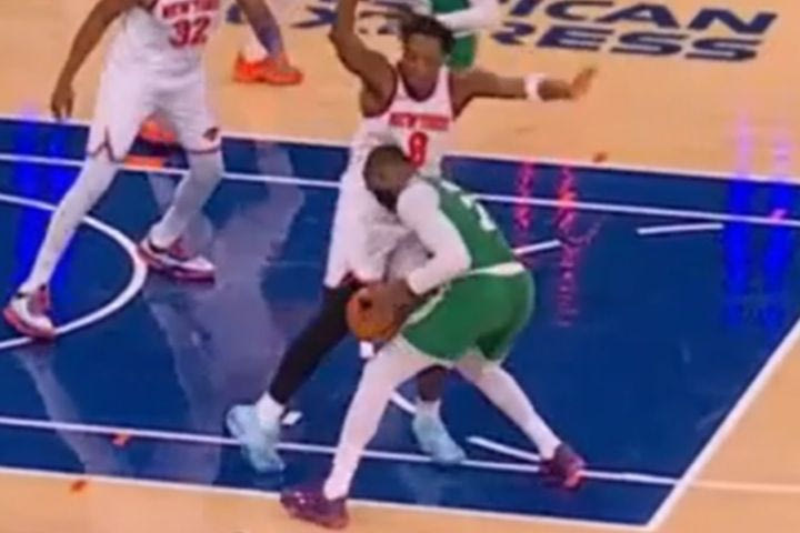 Η στιγμή που ξέβαψε το κεφάλι του Τζέιλεν Μπράουν στην φανέλα του Ανουνόμπι