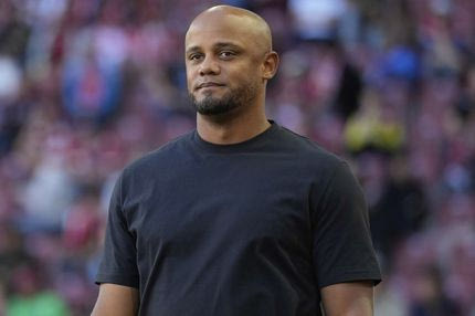 Ο πατέρας του Βενσάν Κομπανί εμφανίστηκε στη Βουλή με κασκόλ της Μπάγερν μετά την πρόκριση