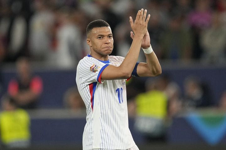 Ήχησε καμπανάκι στη Ρεάλ: Ο Εμπαπέ αποχώρησε τραυματίας στο ματς της Γαλλίας, έχοντας πάλι πόνους στον αστράγαλο