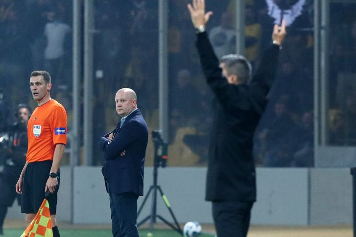 ΑΕΚ – ΠΑΟΚ: Το απόλυτο κοντράστ με τις σφιγμένες γροθιές του Λουτσέσκου και την απογοήτευση του Νίκολιτς