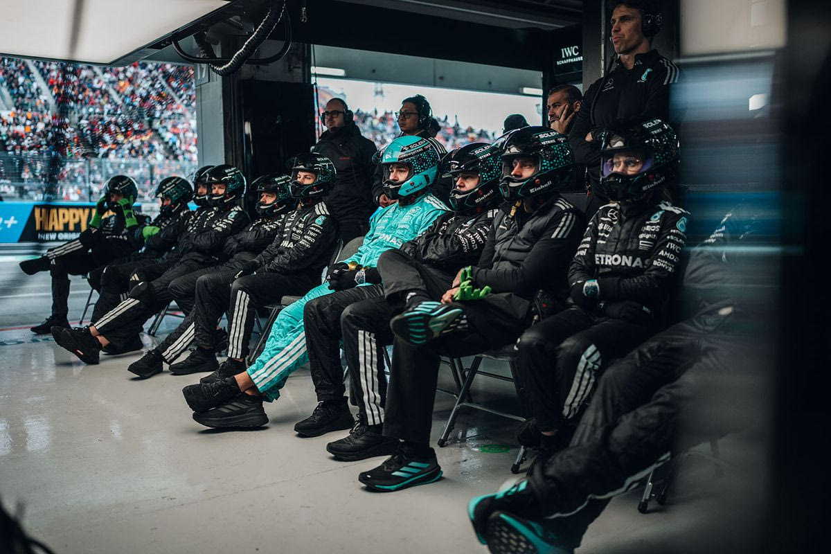 F1: Μηχανικοί που είχαν βαρεθεί το GP Σιγκαπούρης έβλεπαν ποδόσφαιρο την ώρα του αγώνα