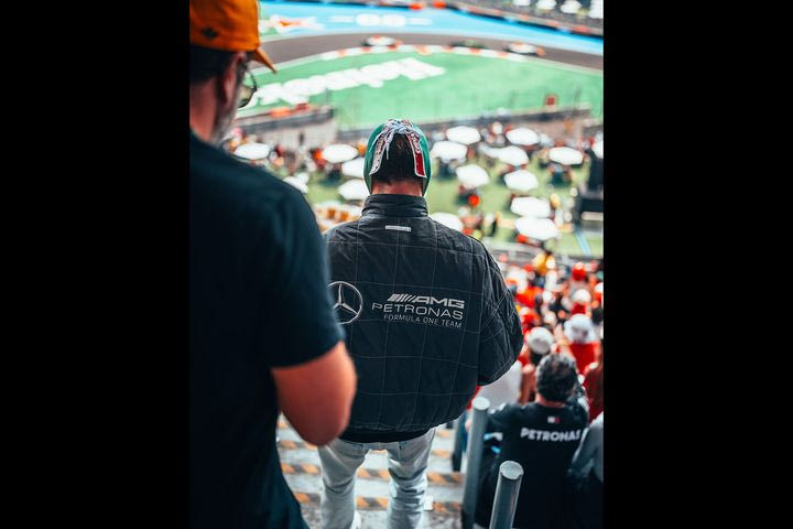 O Ράσελ μεταμφιέστηκε και πήγε στην κερκίδα για να δει τις πρώτες δοκιμές στο Μεξικό