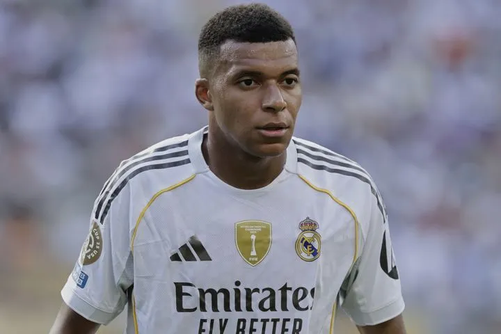 Μητέρα Εμπαπέ: “Δεν μπορεί ούτε να περπατήσει στον δρόμο πια, με στεναχωρεί”