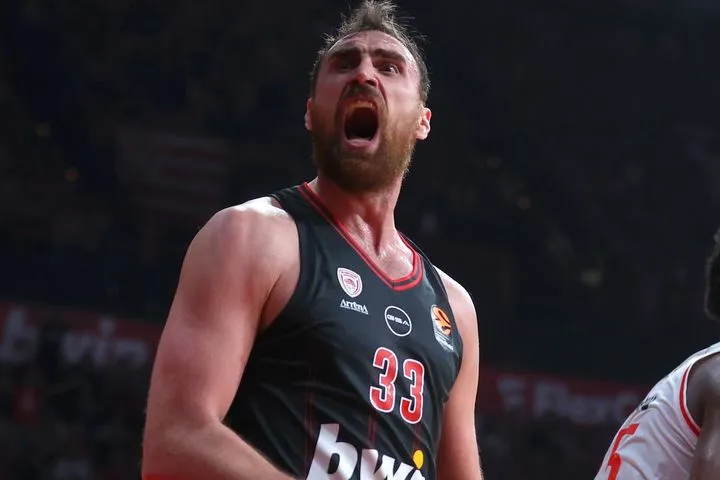 Ο Ολυμπιακός άντεξε και νίκησε την πανίσχυρη Χάποελ Τελ Αβίβ σε ματς-θρίλερ βγαλμένο από άλλη δεκαετία