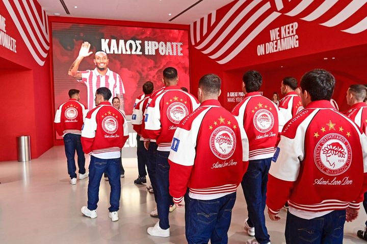 Ολυμπιακός: Οι παίκτες των ερυθρόλευκων επισκέφτηκαν το νέο Μουσείο της ομάδας στο Καραϊσκάκης
