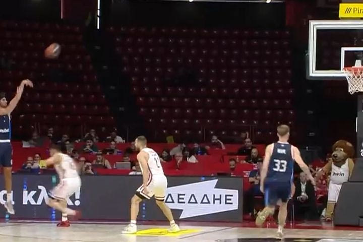 Η φανταστική ασίστ του Γκίκα για το τρίποντο του Τσαλμπούρη στο Ολυμπιακός – Πανιώνιος