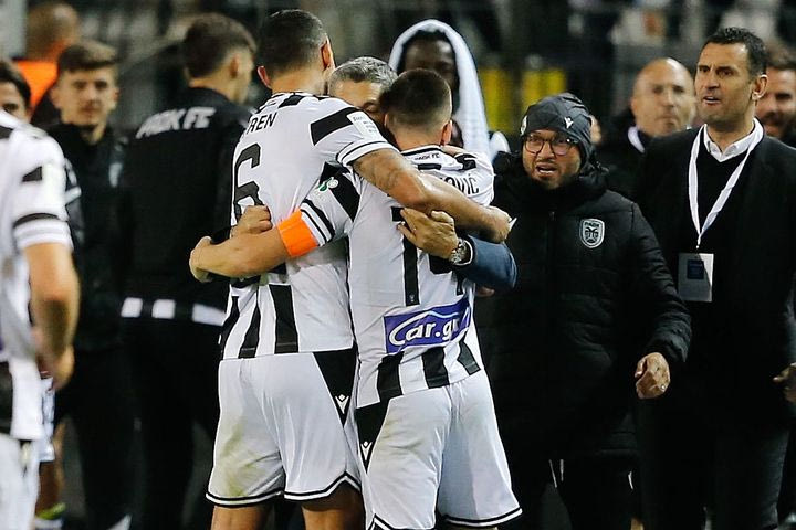 ΠΑΟΚ: Ο Ζίβκοβιτς έκανε το 2-1, έτρεξε στην αγκαλιά του Λουτσέσκου και κάλεσε όλους τους συμπαίκτες του