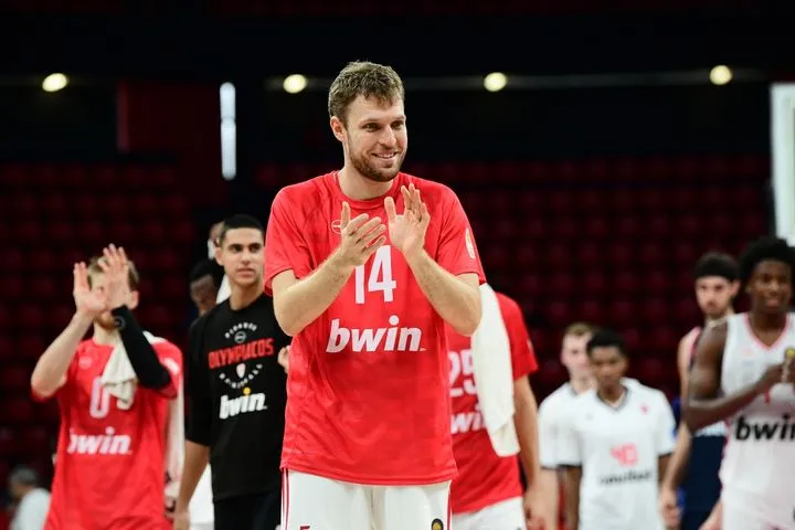 Ομορφα στιγμιότυπα από το παιχνίδι του Ολυμπιακού με τον Πανιώνιο: Πολλά παιδικά χαμόγελα και σε πρώτο πλάνο ο Θρυλέων