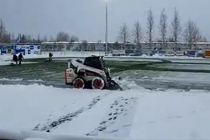 ΠΑΟΚ: Αγώνας δρόμου με τα εκχιονιστικά για τον καθαρισμό του γηπέδου μία ώρα πριν το ματς της Κ19 για το Youth League