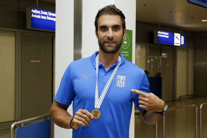 Ντούσκος: Επέστρεψε ο θριαμβευτής της Σανγκάης με το χρυσό μετάλλιο που κατέκτησε στο Παγκόσμιο Πρωτάθλημα κωπηλασίας