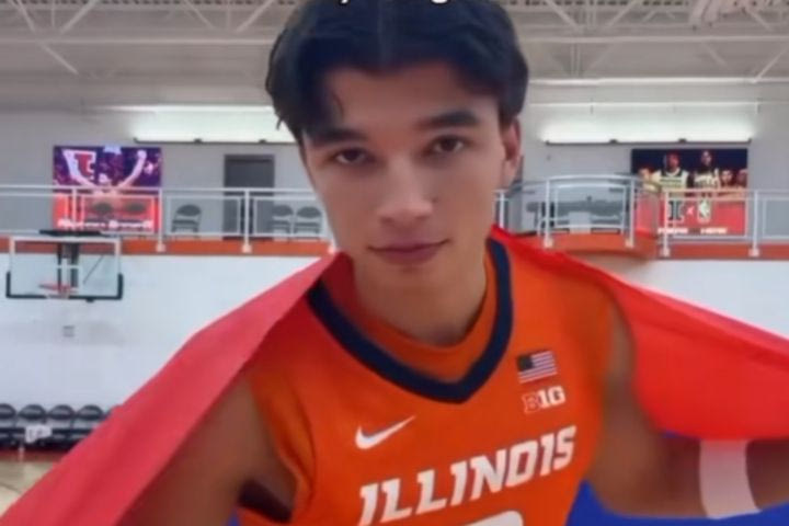 Ο Αντρέι Στογιάκοβιτς αγκαλιά με την σερβική σημαία στο Ιλινόι