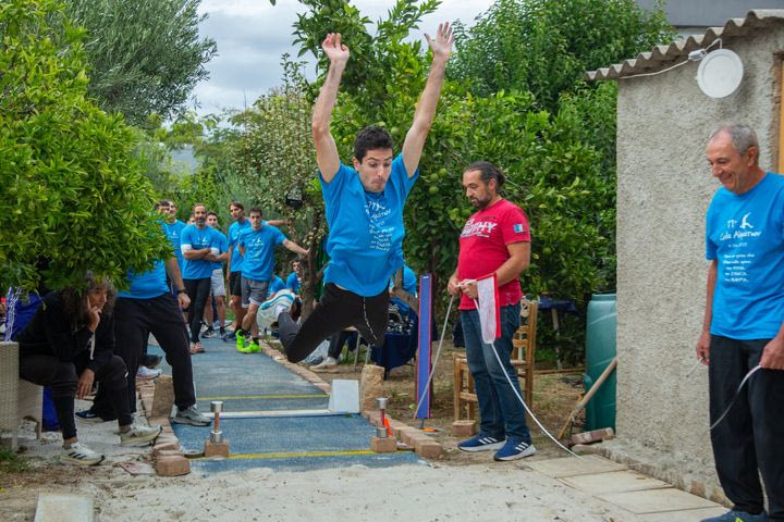 To video με τον Μίλτο Τεντόγλου να κάνει άλμα σε αγώνα σε κήπο σπιτιού στην Παλλήνη