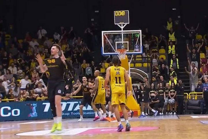 Κρύο αίμα από τον Κουλμπόκα: Έβαλε μεγάλο τρίποντο και έστειλε στην παράταση το ματς του Άρη Betsson με το Μαρούσι