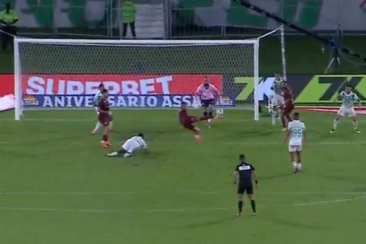 Ο 41χρονος Τιάγκο Σίλβα σημείωσε το buzzer beater της σεζόν με ασύλληπτο τρόπο