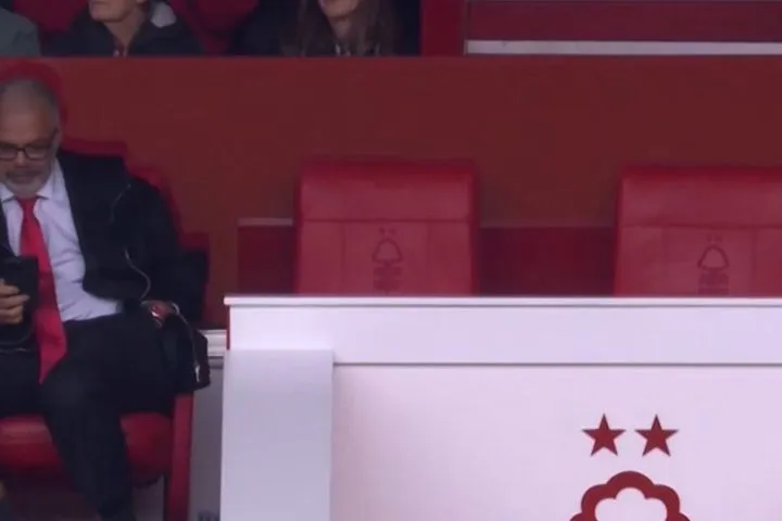 Απίστευτο κοντράστ: Η εικόνα με την άδεια καρέκλα του Μαρινάκη στο City Ground και ο έξαλλος πανηγυρισμός του Μαρέσκα λίγες θέσεις πιο δίπλα