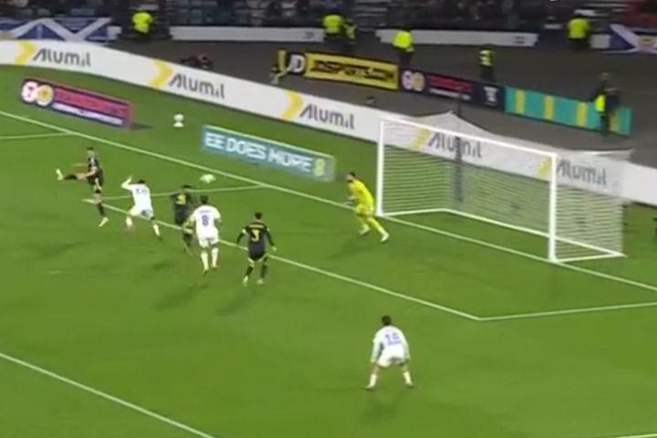 Απίθανη ευκαιρία του Κωνσταντέλια, η αμαρκάριστη κεφαλιά του πέρασε δίπλα από το δοκάρι των γηπεδούχων