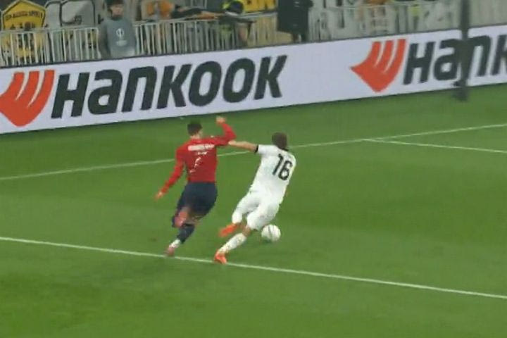 Ο VAR κάλεσε τον διαιτητή να δει φάση για πέναλτι υπέρ της Λιλ, όμως αυτός επέμεινε στην αρχική του απόφαση