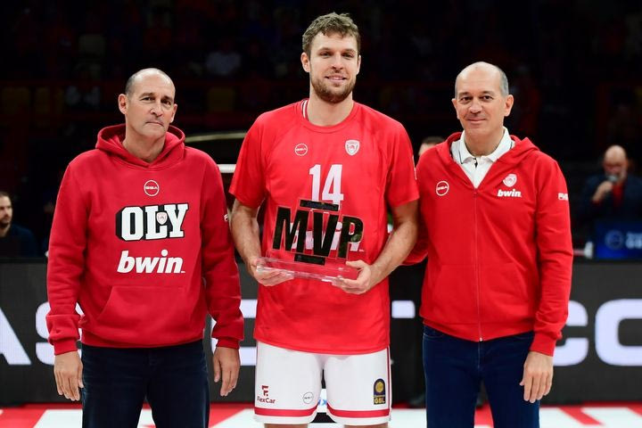 Ολυμπιακός: Ο Βεζένκοβ βραβεύτηκε με τον τίτλο του MVP της Stoiximan GBL 2024/25