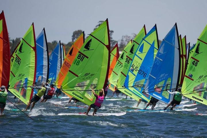 Στην Αρτέμιδα το Παγκόσμιο Πρωτάθλημα Windsurfer 2025 με 160 ιστιοπλόους από 19 χώρες