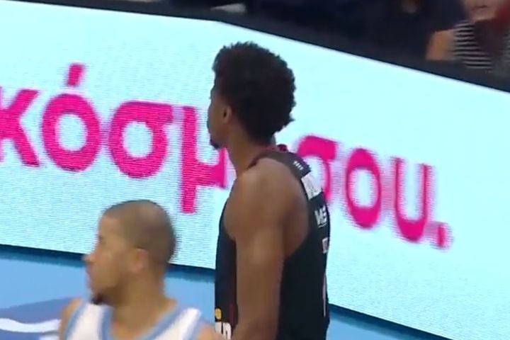 Ο Κώστας Αντετοκούνμπο πρώτα έκανε airball σε βολή και μετά κάρφωσε εντυπωσιακά κοιτάζοντας τον κόσμου της Μυκόνου Betsson