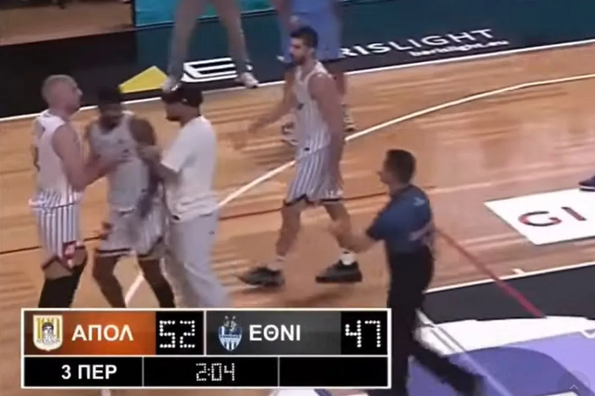 Απόλλωνα Πάτρας – Εθνικός Λιβαδειάς: Οπαδός εισέβαλε στο παρκέ και έσπρωξε παίκτη
