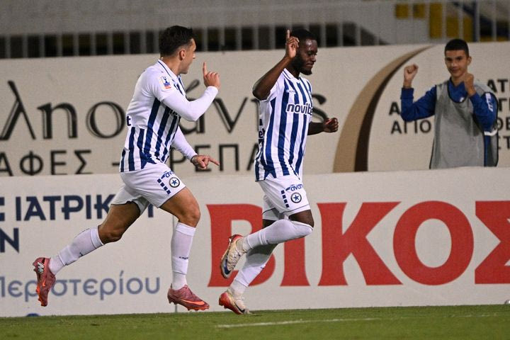 O Mπακού εκτέλεσε με κοντινή κεφαλιά τον Λαφόν για το 1-0 του Ατρομήτου