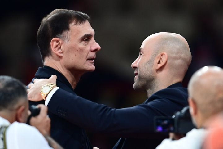 Ολυμπιακός – Μονακό: Η αγκαλιά Μπαρτζώκα-Σπανούλη πριν την έναρξη της αναμέτρησης