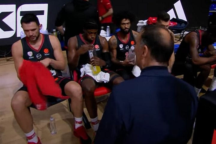 Μακάμπι – Ολυμπιακός: Η σπασμένη φωνή του Μπαρτζώκα σε timeout, τι ζητούσε από τους παίκτες του